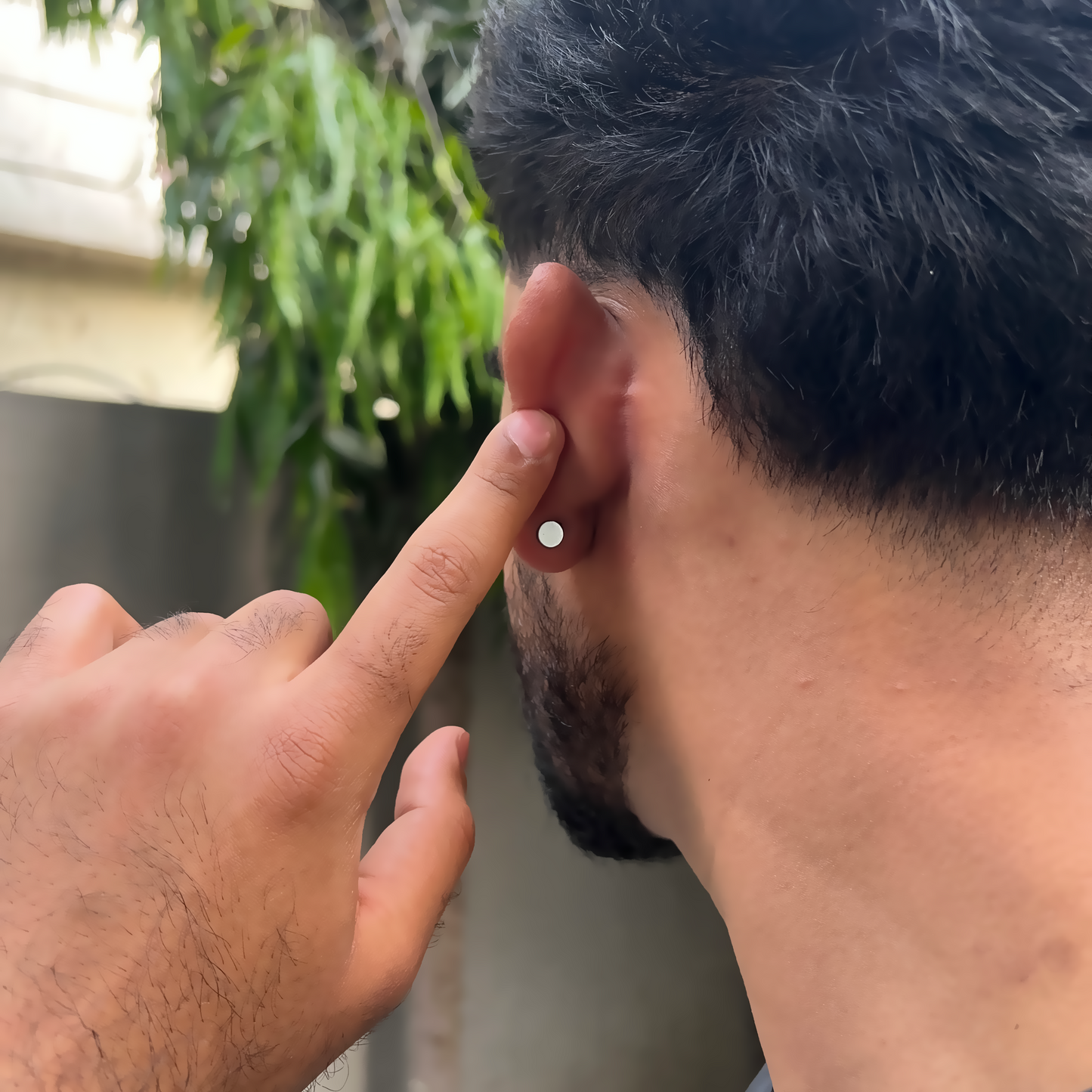 ROUND BLACK STUD - (MAGNETIC NON-PIERCED)