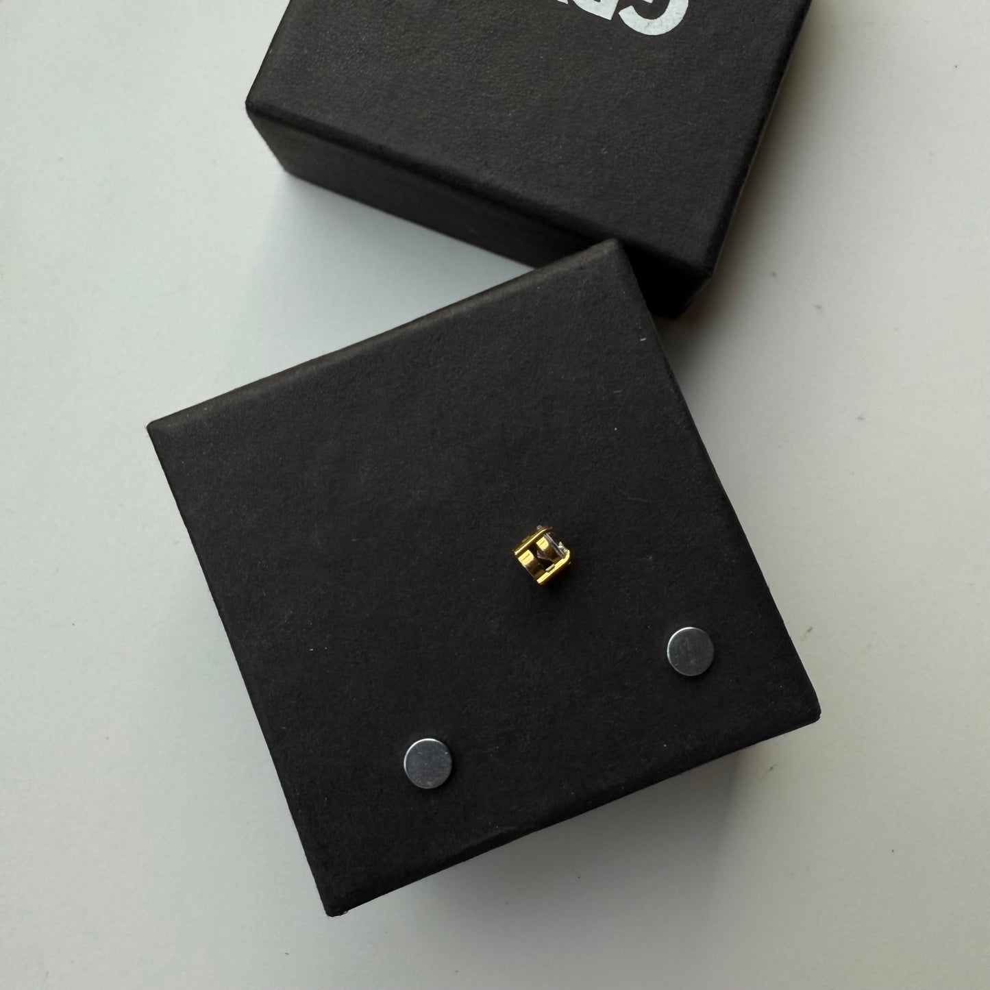 ROUND GOLD STUD - (MAGNETIC NON-PIERCED)