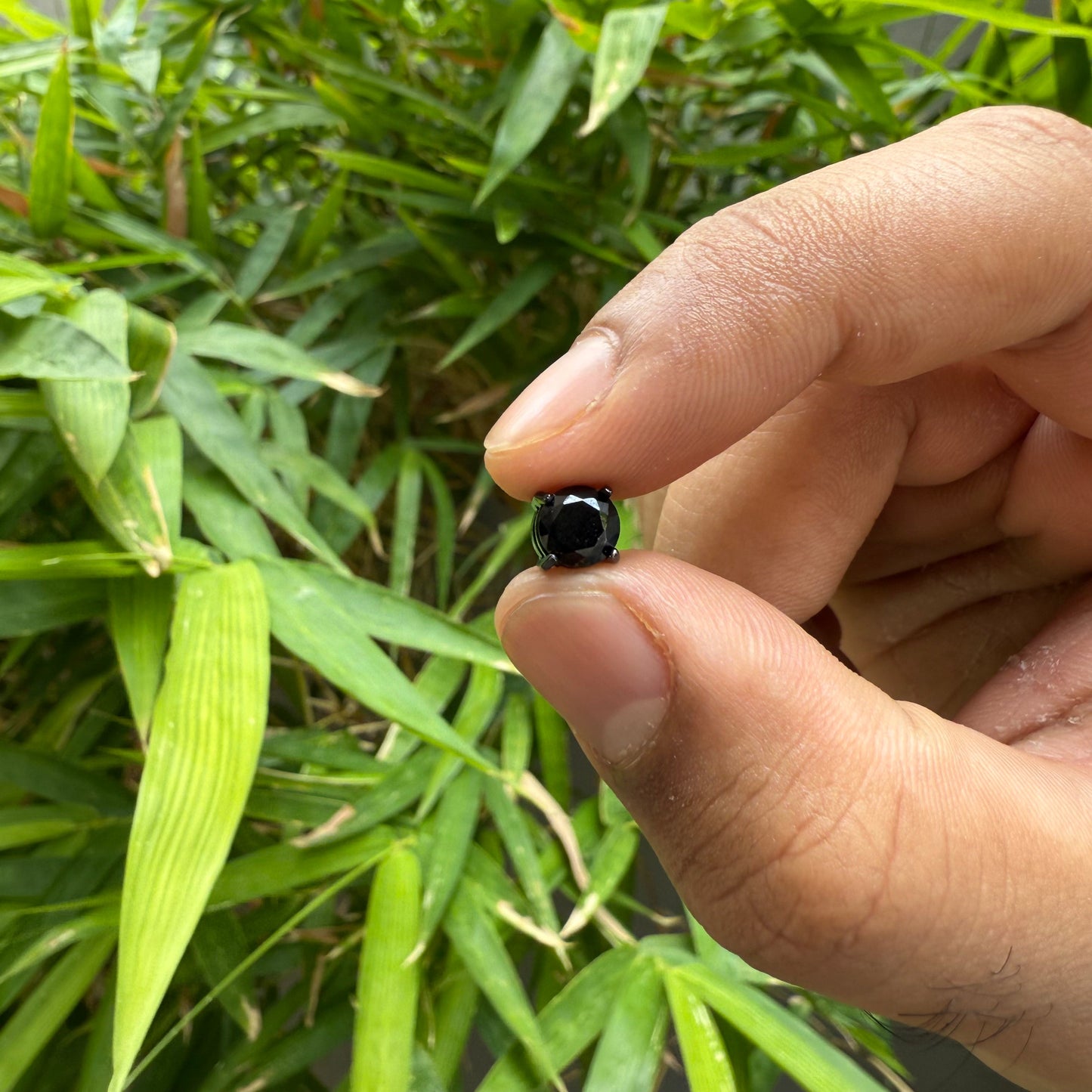 ROUND BLACK STUD - (MAGNETIC NON-PIERCED)