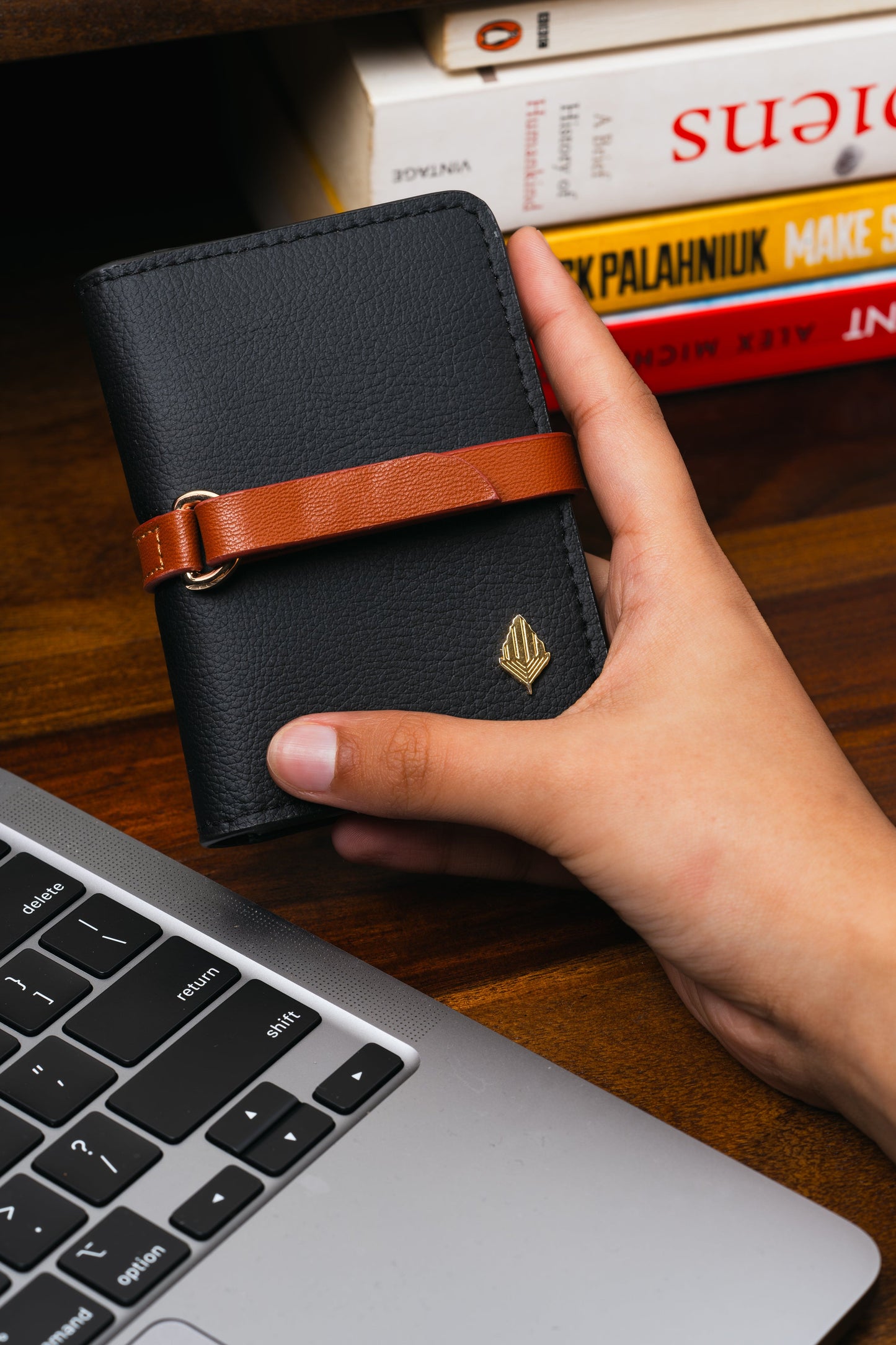 Neith – Black & Gingerbread Plant Leather Card Holder